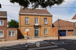 Centrum Vollezele. Grote Herenwoning met aparte garage en zuidgerichte tuin op 6are86 ! Dit Statig gebouw met authentieke elementen (trappenhall, binnendeuren, tuinmuur, ..) biedt u tal van mogelijkheden ! Praktijkruimte of burelen met aparte inkomhall, commerciële doeleinden, waar u werken en wonen kan combineren, of waar u met uw ganse familie kan wonen en die u toch de nodige privacy garandeerd door de grote, verschillende ruimtes die dit pand biedt !! Momenteel is het gebouw ingericht als meergezinswong met op het gelijkvloers 2 leefruimten, keuken, badkamer, berging en telkens 1 slaapkamer en op het 1ste verdiep bevindt zich een grote woonruimte met 3 slaapkamers en zuidgericht terras. Het zolderverdiep met zijn authentieke balken en een onderdak volledig in hout is te bereiken via vaste trap en volledig inrichtbaar (90m2). Parking voor 2 wagens voor het gebouw. De tuin is rondom ommuurd en is bereikbaar van op het gelijkvloers en de verdieping. EPC F 567 met renovatieverplichting, CV aardgas, dubbele beglazing pvc. Te bezoeken