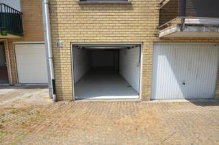 Geen parkeerstress meer: uw voertuig staat altijd veilig in deze afgesloten garagebox, bereikbaar via de Meeuwenstraat.<br />De garage is voorzien van elektriciteit en verlichting, wat extra comfort en gebruiksgemak biedt.<br />Met een royale afmeting van ongeveer 13,4 meter diep en 2,80 meter breed biedt deze garagebox meer dan voldoende ruimte voor een wagen, extra opslag of een combinatie van beide.<br />Ref. G523