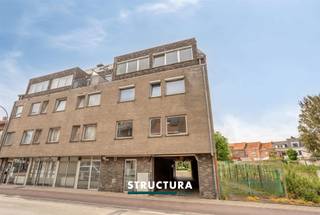 In hartje Merchtem bevindt zich dit duplexappartement met een bewoonbare oppervlakte van ca. 91 m². Dankzij de praktische indeling, twee terrassen en de energiezuinige EPC-score B vormt dit appartement de ideale woonst voor wie centraal wil wonen zonder in te boeten. Het appartement is gelegen in een verzorgd gebouw van 2004 met lift en geniet van een vlotte bereikbaarheid naar winkels, openbaar vervoer en andere voorzieningen.Indeling- Op de 3de verdieping bevindt zich de inkomhal met vestiaire, apart toilet en handige berging. Verder vindt u de lichtrijke leefruimte met open keuken, die uitgeeft op een terras.- De 4de verdieping omvat de nachthal, badkamer en twee slaapkamers, waarvan één toegang biedt tot een tweede West georiënteerd terras.- Garage met wateraansluiting en elektriciteit, verplicht bij aan te kopen aan €20.000. Karakteristieken- Energiezuinig – EPC-score B- Lift aanwezig in het gebouw- Vrij bij akte- Bestuursmaatregelen in het maatregelenregister: neeBent u op zoek naar een instapklaar appartement met een praktische indeling en een centrale ligging? Dan is dit duplexappartement zeker een bezoek waard. Contacteer ons vandaag nog voor meer informatie of een bezoek ter plaatse via 02 460 80 46 of info@structura.be