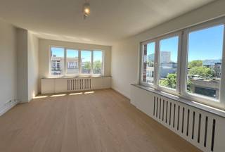 <p><span>In dit volledig gerenoveerd &amp; energiezuinig appartementsgebouw zijn er 8 appartementen &amp; 4 garageboxen met bijhorende autostaanplaatsen beschikbaar. </span></p><p><span>Elk appartement beschikt over een privatieve kelder.</span></p><p><span> </span></p><p><span>Rustig gelegen vlakbij de voornaamste invalswegen, station, tram, bushaltes, park, supermarkt,.... </span></p><p><span> </span></p><p><span>8 appartementen bestaan allen uit een lichtrijke ruime leefruimte, aparte keuken met aansluitend overdekt terras, badkamer met lavabo, douche, toilet en 2 slaapkamers ( 1 ruime en 1 kleinere).</span></p><p><span>Tevens een appartement beschikbaar met ruim terras &amp; tuin.</span></p><p><span> </span></p><p><span>Prijzen vanaf 319 000€.</span></p><p><span>Garagebox met sectionale poort &amp; autostaanplaats apart bij te kopen vanaf 40 000€.</span></p><p><span><br /></span><span>Gebouw &amp; renovatie:</span></p><p><span>- Volledige totaalrenovatie (vloeren, muren, technieken)<br />- Nieuwe leidingen voor elektriciteit, gas, water en riolering <br />- Gescheiden verwarmingsinstallaties en tellers per appartement<br />- Nieuw geïsoleerd dak </span></p><p><span>- Zonnepanelen (2 panelen per appartement)<br />- Vernieuwde inkomdeur en raampartijen boven de inkomdeur</span></p><p><span>- Brandvertragende inkomdeur van het appartement<br />- Binnenisolatie in de appartementen<br />- Isolatie aan het kelderplafond<br />- Automatisch branddetectiesysteem met rookkoepel<br />- Asbestvrij gebouw<br />- Gevel wordt nog professioneel gereinigd</span></p><p><span>- Achtergevel geschilderd</span></p><p><span><br /><br /></span></p><p><span>8 Beschikbare appartementen:</span><span><br />- 4 linkse appartementen van ca. 76 m² + terras<br />- 4 rechtse appartementen van ca. 72 m² + terras (hoekligging met uitzonderlijke lichtinval)<br />- Moderne badkamers (douche, lavabo, toilet) Sawiday<br />- Aansluiting wasmachine in keuken of berging<br />- Volledig uitgeruste keukens (oven, microgolfoven, vaatwasser, koelkast en diepvriezer)<br />- Parket van houthandel Martens – Schoten<br />- Tegels Sawiday<br />- Videofonie</span></p><p><span><br /></span><span>Extra voorzieningen:</span></p><p><span>- 4 garageboxen met automatische sectionale poorten &amp; bijhorende autostaanplaatsen<br />- Gemeenschappelijke fietsenstalling<br />- Gemeenschappelijke trapzaal (geen lift → lage kosten)</span></p><p><span> </span></p><p><span>Maak snel een afspraak om eigenaar te worden van 1 van deze prachtige appartementen!</span></p><p><span> </span></p>