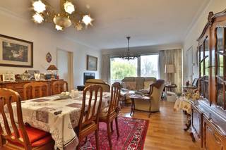 <p>Op zoek naar een praktisch ingedeeld 2-slaapkamerappartement in hartje Beveren?<br />Dan is dit instapklare verhuurde appartement in Residentie Rameyenhof precies wat u zoekt!<br /><br />Dit sinds 2011 verhuurde appartement bevindt zich op de tweede verdieping en geniet van een groene, rustige ligging in de Ciamberlanidreef, in het centrum van Beveren, op wandelafstand van winkels, horeca en openbaar vervoer.<br /><br />Bij binnenkomst treft u een ruime inkomhal met ingemaakte vestiairekasten en een apart toilet, een lichtrijke woonkamer met grote raampartijen én toegang tot het zuidoost-georiënteerde terras. De ingerichte keuken is praktisch ingedeeld en uitgerust met het nodige comfort. Verder beschikt het appartement over twee slaapkamers en een volledig ingerichte badkamer (douchelbad en wastafel).<br /><br />Extra troeven: conforme elektrische keuring tot 2047, lift aanwezig in het gebouw, ideale opbrengsteigendom (trouwe huurders sinds 2011), zéér centrale ligging op wandelafstand van winkels en Grote Markt Beveren.<br /><br />Daarnaast zijn er in het gebouw extra autostaanplaatsen en een gesloten garagebox beschikbaar voor aankoop. Bekijk deze mogelijkheden via:<br />- Autostaanplaats: https://www.homevast.be/binnenstaanplaats-te-koop-in-beveren/7064561<br />- Garagebox: https://www.homevast.be/gesloten-garagebox-te-koop-in-beveren/6147508<br /><br />Opgelet: renovatieplicht van toepassing!<br /><br />Benieuwd naar deze ideale opbrengsteigendom en/of appartement in centrum Beveren?<br />Contacteer ons via verkoop@homevast.be of 03 344 77 44 voor meer informatie of een bezoek ter plaatse.</p>