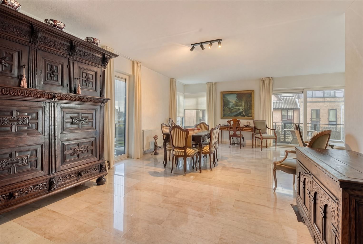 Prachtig, uitzonderlijk ruim appartement met 2 slaapkamers, 2 terrassen en inpandige garagebox, gelegen nabij het centrum van Maaseik. - foto 2