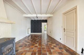 Deze karaktervolle woning in Franse stijl is gelegen in een rustige en aangename laan en combineert authentieke charme met hedendaags comfort. Dankzij de reeds uitgevoerde opfrissingswerken is de woning instapklaar en meteen klaar om haar nieuwe bewoners te verwelkomen.<br /><br />Dankzij de ruime bewoonbare oppervlakte biedt deze woning een aangenaam en functioneel wooncomfort. Bij het binnenkomen wordt u verwelkomd in een ruime inkomhal met gastentoilet die toegang geeft tot de gezellige en lichtrijke leefruimte. Aansluitend bevindt zich de ruime keuken, voorzien van alle hedendaagse comfort, evenals een praktische berging.<br /><br />Op de eerste verdieping bevinden zich drie volwaardige slaapkamers en een badkamer. <br /><br />De authentieke elementen, zoals eiken balken, een massieve eiken deur en een stijlvolle eiken trap, zorgen voor een warme en tijdloze uitstraling. Daarnaast is er een grote zolder met vaste trap aanwezig die eenvoudig kan worden ingericht als extra slaapkamer, bureau of hobbyruimte.<br /><br />Verder beschikt de woning over een grote garage, een oprit, en een groene, zonnige tuin.<br /><br />Extra: <br />- De verwarmingsinstallatie werd vernieuwd met een hoogrendement condensatieketel <br />- EPC D - geen renovatieverplichting<br />- Vernieuwde ramen