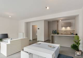<p><span>À louer : emplacement unique à proximité de la gare de Tirlemont et de toutes les commodités que la ville a à offrir.</span></p><p><span> </span></p><p><span>Il s'agit d'un appartement neuf, situé au premier étage d'une petite résidence. </span></p><p><span> </span></p><p><span>En empruntant l'escalier commun, vous accédez au hall d'entrée équipé d'un vestiaire encastré.</span></p><p><span> </span></p><p><span>D</span></p><p><span> </span></p>