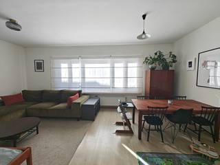 Dit appartement is gelegen op de eerste verdieping van een kleinschalig gebouw zonder lift. Indeling: een inkomhal, een lichtrijke woon- en...