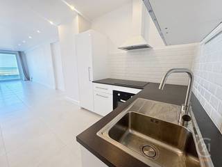 Ce bel appartement au rez-de-chaussée a été récemment entièrement rénové et bénéficie d'un emplacement de choix sur la Zeedijk de Westende, à deux...