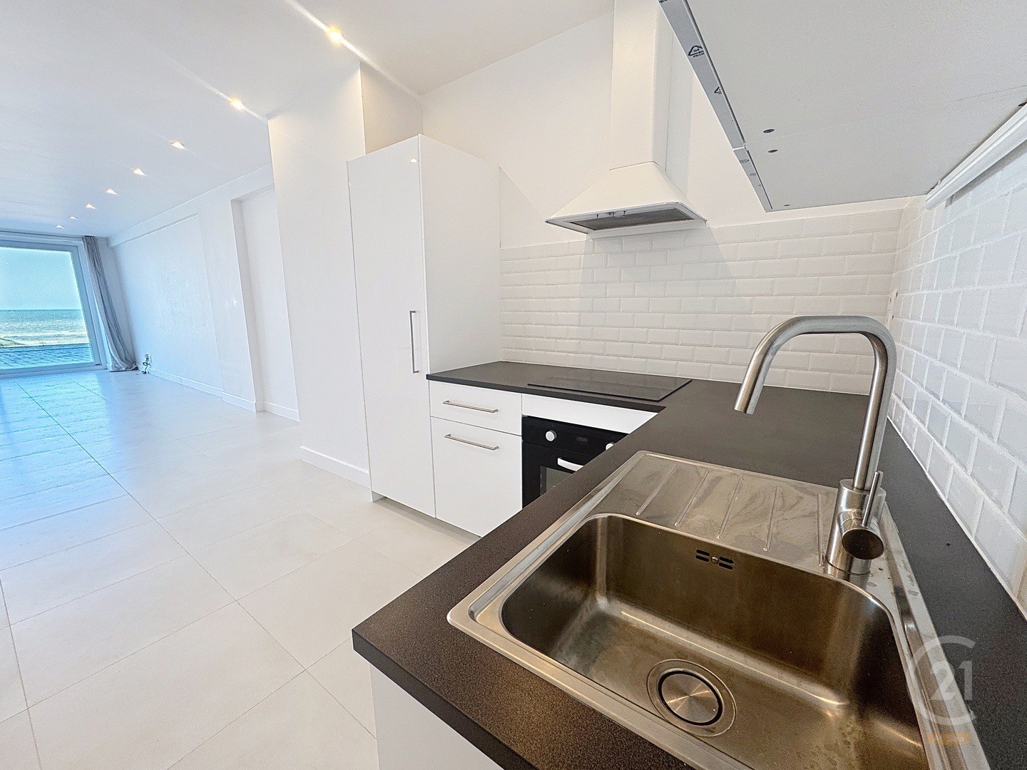 Appartement entièrement rénové au rez-de-chaussée sur le front de mer à Westende - photo 2