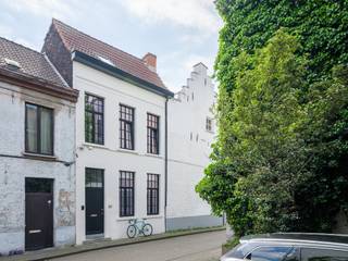 Karaktervolle en authentieke stadswoning in het historisch centrum van Gent.<br /><br />Rustig en centraal gelegen tussen het Baudelopark en de Vrijdagmarkt bevindt deze woning zich in een uitzonderlijk rustig deel van de stad, in de directe nabijheid van alle belangrijke winkelstraten, hogescholen, universiteiten en het openbaar vervoer.<br /><br />Achter de authentieke gevel schuilt een woning waar karakter en hedendaags comfort elkaar ontmoeten. De recente renovaties van 2021 zorgen voor een mooi evenwicht tussen originele elementen en een eigentijdse afwerking.<br /><br />De woning beschikt over twee slaapkamers en een ruime badkamer. Met een bewoonbare oppervlakte van 99 m² is dit de ideale plek voor koppels, studerende kinderen of voor wie op zoek is naar een discrete woning midden in de stad.<br /><br />Inkomhal met gastentoilet, woonkamer en eetplaats met dakraam, die naadloos overgaat in de keuken. Verder is er een kelder voorzien als extra opbergruimte. Op de eerste verdieping vindt u de eerste slaapkamer en een badkamer met tweede toilet, douche/bad en wastafel.<br /><br />Op de tweede verdieping bevindt zich een polyvalente kamer die kan dienen als slaapkamer, bureau of hobbykamer, of een combinatie van de drie. Extra maatwerkkasten zijn hier eveneens reeds voorzien.<br /><br />Hoge plafonds, slimme maatwerkoplossingen en een doordachte indeling zorgen voor een optimaal gebruik van elke vierkante meter. Ondanks het compacte karakter straalt de woning een uniek gevoel van ruimte en charme uit.<br /><br />Originele houten structuren, de open haard en zorgvuldig bewaarde details geven de woning haar authentieke uitstraling.<br /><br />Een ideale uitvalsbasis voor wie karaktervol wil wonen op een van de meest rustige en centrale locaties van Gent.