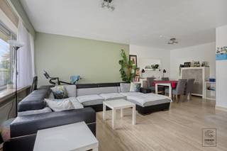 Dit zeer ruime en instapklare appartement beschikt over 3 slaapkamers en een bewoonbare oppervlakte van maar liefst 124 m². De grote zonnige tuin biedt tal van mogelijkheden om te genieten van het buitenleven. <br /><br />Bij het betreden van het appartement komt u in de inkomhal met vestiaireruimte. De ruime en lichtrijke woonkamer sluit naadloos aan op de volledig geïnstalleerde en vernieuwde leefkeuken. Deze moderne keuken is uitgerust met een ontbijthoek en hoogwaardige toestellen, waaronder een combi-oven, combi-microgolfoven, combi-stoomoven, ingebouwde koffiemachine, koelkast met vriezer, inductiekookplaat, dampkap, spoelbak, vaatwasser en ingemaakte kasten.<br />Aansluitend aan de keuken bevindt zich een praktische bergruimte met aansluiting voor wasmachine en droogkast.<br />Via de nachthal bereikt u de volledig ingerichte dressing (of bureau-/hobbykamer), het aparte gastentoilet en de badkamer, die voorzien is van een inloopdouche en een stijlvol lavabomeubel. Verder beschikt het appartement over drie ruime slaapkamers (allen voorzien van vliegenramen/-deur. De master bedroom alsook de 3e slaapkamer geven rechtstreeks toegang tot het privatieve en zonnige terras, dat aansluit op een prachtige tuin met een schitterend en rustgevend uitzicht. <br /><br />Extra: <br />- EPC-klasse C (239 kWh -> GEEN renovatieverplichting!) <br />- Elektriciteit = CONFORM<br />- Asbestveilig<br />- Overal rolluiken voorzien<br />- Terras + ramen living en keuken voorzien van zonnewering<br />- Watertoets: perceelscore A, gebouwscore A. <br />- Woongebied, VKr, Gmo, Vg, Gvv, maatregelenregister in aanvraag. <br /><br />Nabij school, winkels, autosnelweg, openbaar vervoer, etc. Voor meer info ga naar www.coenenvastgoed.be of bel 03/375.82.92