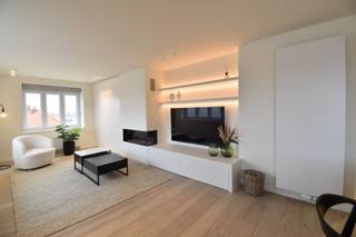 Rustig, volledig gerenoveerd appartement met een prachtig zicht over het Zegemeer en tegenover "La Reserve".<br />Indeling van het appartement: Inkom met gastentoilet, vestiaire en ingemaakte kasten, ruime leefruimte met een volledig geïnstalleerde open keuken met eiland en aanpalende eethoek, salon met ingemaakte kasten, open haard. Masterbedroom met ingemaakte kasten met aanpalende badkamer met ligbad. Tweede volwaardige slaapkamer met ingemaakte kasten en aanpalende douchekamer. Derde ruime slaapkamer met ingemaakte kasten en aanpalende douchekamer. Apart toilet op de nachthal. Mogelijkheid tot aankoop van een garage. Het appartement is gerenoveerd met oog voor detail en afwerking.<br />Pluspunt: zeer gunstig Epc-label, het dak is volledig vernieuwd en het meubilair is inbegrepen in de verkoopprijs. <br />Aarzel niet om contact op te nemen voor een vrijblijvend bezoek. Ref: A1042. 