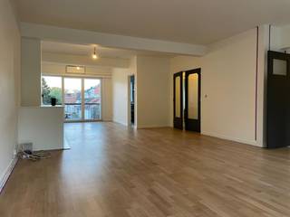 Recent gerenoveerd appartement op de eerste verdieping met twee slaapkamers en twee terrassen, in hartje Aalst.📍 Toplocatie :Rechtover het Koningin...