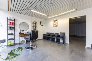 Bent u op zoek naar een polyvalente handelsruimte op een toplocatie in Deurne? Dan is deze gelijkvloerse ruimte van 90m² met geïnstalleerde open keuken en apart sanitair precies wat u zoekt!<br /><br />Gemeenschappelijke kosten: €125/maand (provisie water, verwarming minuterie)<br /><br />Pluspunten:<br />- Topligging: nabij invalswegen, openbaar vervoer, winkels, ...<br />- Geïnstalleerde open keuken en apart sanitair<br /><br />Voor meer informatie kan u steeds contact opnemen met One vastgoed!