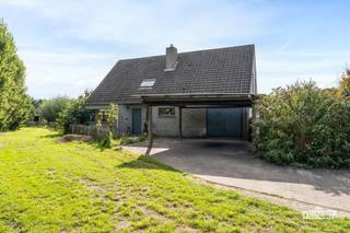 Op een vlot bereikbare ligging aan de Burchtstraat in Maldegem bevindt zich deze solide open bebouwing. De combinatie van een bewoonbare oppervlakte van 211 m², drie slaapkamers en een veelzijdige buitenruimte maakt dit een complete woning voor wie comfortabel wil wonen. U bent hier bovendien in een mum van tijd op de grote baan, alsook in het centrum van Maldegem.<br /><br />Op het gelijkvloers vormt de leefruimte het centrale hart van de woning. De living en eetruimte sluiten mooi op elkaar aan en staan in directe verbinding met de keuken. Deze indeling creëert een aangename leefomgeving waarin koken, tafelen en ontspannen moeiteloos in elkaar overvloeien. Verder beschikt de benedenverdieping over een praktische inpandige garage, een berging en een handige bureauruimte.<br /><br />Op de eerste verdieping beschikt de woning over drie slaapkamers en een badkamer. Daarnaast is er ook nog een ruime zolder hierboven aanwezig die extra mogelijkheden of stockageruimte biedt.<br /><br />Ook buiten is het aangenaam vertoeven. De tuin is een fijne aanvulling op de leefruimtes en is voorzien van een automatisch bewateringssysteem, een handig tuinhuis en een serre. Aan de zijkant van de woning bevindt zich bovendien een carport.<br /><br />Op technisch vlak is een belangrijk aandachtspunt reeds volledig in orde: de woning beschikt over een asbestveilig attest. Er is ook geen renovatieplicht Dit biedt u de perfecte kans om de woning, die momenteel op te frissen is, op eigen tempo verder te moderniseren en naar uw hand te zetten.<br /><br />Een complete gezinswoning met potentieel waar ruimte en een uitstekende bereikbaarheid mooi samenkomen. Neem voor meer informatie of een bezichtiging contact op met Sichon Huysser van Immo Francois Meetjesland.<br /><br />