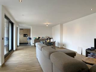 Nieuwbouw -triplex- appartement gelegen pal in het centrum van Sint-Lenaarts op wandelafstand van winkels, scholen, openbaar vervoer, etc.Het...
