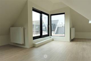 <p><span>GENT - Herderstraat 1: Op zoek naar een </span><span>ruime nieuwbouw studio met terras te huur</span><span> in Gent? Dan is dit pand mogelijk iets voor u.</span></p><p><span> </span></p><p><span>De belangrijkste troeven in een notendop: </span></p><ul><li><span>Lichtrijke nieuwbouw studio</span></li><li><span>Zonnig terras</span></li><li><span>Grote woon oppervlakte</span></li><li><span>Goed bereikbaar met openbaar vervoer, fiets en wagen</span></li></ul><p><span> </span></p><p><span>Indeling:</span></p><p><span>Ruime leef-slaapruimte met open volledig geïnstalleerde keuken, zonnig terras, badkamer met douche, toilet, lavabo en aansluiting wasmachine. Berging.</span></p><p><span>Er is ook aan de deur buiten van het appartement een grote open opbergruimte. Geen lift aanwezig.</span></p><p><span> </span></p><p><span>Beschikbaar vanaf 01/10/2026. Domicilie verplicht.</span></p><p><span>Maandelijkse huurprijs: € 795 + € 20 algemene kosten, EGW afzonderlijk af te rekenen. </span></p><p><span> </span></p><p><span>Neem contact op met Axel Lenaerts makelaars voor een bezoek via onze website.</span></p><p><span> </span></p><p><span> </span></p>