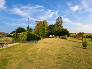 <p><span>Aan de Kantonsweg 93 in Dilsen-Stokkem bevindt zich deze verrassend ruime woning op een mooi perceel van 10a40ca, met een diepe, oostelijk georiënteerde tuin en als absolute blikvanger een recent gebouwde en bijzonder ruime garage.</span></p><p><span> </span></p><p><span>De woning biedt vandaag reeds veel woonruimte, maar vraagt op verschillende plaatsen nog verdere afwerking en/of renovatie. Net daarin schuilt een mooie opportuniteit, een nieuwe eigenaar kan het geheel verder moderniseren en volledig naar eigen smaak inrichten.</span></p><p><span> </span></p><p><span>Op het gelijkvloers bevindt zich een ruime leefruimte waarin zit- en eetgedeelte mooi in elkaar overlopen. De grote raampartijen zorgen voor veel natuurlijk licht. Aansluitend vinden we de keuken met eetplaats en rechtstreekse toegang naar buiten.</span></p><p><span> </span></p><p><span>Verder beschikt de woning over de 2 volwaardige slaapkamers en een ruime badkamer op de verdieping. De zolderverdieping bevat de 3</span><span><sup>e</sup></span><span> slaapkamer.</span></p><p><span> </span></p><p><span>Ook op technisch vlak werden reeds interessante investeringen uitgevoerd. Zo beschikt het pand over zonnepanelen (9960wp), een thuisbatterij van 11 kW, airconditioning, verwarming op aardgas en rolluiken.</span></p><p><span> </span></p><p><span>Bovendien werd recent een zeer ruime, multifunctionele garage opgetrokken. Naast plaats voor wagens biedt deze ruimte bijzonder veel mogelijkheden voor iemand die nood heeft aan extra werk-, hobby- of opslagruimte.</span></p><p><span> </span></p><p><span>De garage is verzorgd uitgevoerd en beschikt onder andere over een grote sectionale poort, veel natuurlijke lichtinval, een afzonderlijk toilet, vaste kasten en werkruimte.</span></p><p><span> </span></p><p><span>Daarnaast werd een gedeelte ingericht als bar en ontspanningsruimte, waardoor de garage zich vandaag perfect leent voor een combinatie van parkeren, hobby, atelier, mancave of ontspanning.</span></p><p><span> </span></p><p><span>Een echte meerwaarde voor autoliefhebbers, zelfstandigen die extra opslagruimte zoeken of iemand die thuis gewoon over uitzonderlijk veel praktische ruimte wil beschikken.</span></p><p><span> </span></p><p><span>Achter de woning strekt zich een bijzonder diepe tuin uit. Dankzij de oppervlakte blijft er ondanks de ruime garage nog volop buitenruimte over.</span></p><p><span> </span></p><p><span>De tuin is oostelijk georiënteerd en beschikt over meerdere tuin- en bergruimtes. Wie graag tuiniert, dieren houdt, speelruimte voor kinderen zoekt of gewoon van een grote buitenruimte houdt, vindt hier heel wat mogelijkheden.</span></p><p><span> </span></p><p><span>Enkele belangrijke troeven:</span></p><ul><li><span>Perceel van 10a40ca</span></li><li><span>Diepe, oostelijk georiënteerde tuin</span></li><li><span>Ruime gezinswoning</span></li><li><span>Mogelijkheid om verder naar eigen smaak af te werken en te renoveren</span></li><li><span>Recent gebouwde, uitzonderlijk ruime garage</span></li><li><span>Grote sectionale garagepoort</span></li><li><span>Werk- en bergruimte</span></li><li><span>Bar-/ontspanningsruimte</span></li><li><span>Apart toilet in de garage</span></li><li><span>Zonnepanelen </span></li><li><span>Thuisbatterij van 10 kW</span></li><li><span>Airconditioning</span></li><li><span>Verwarming op aardgas</span></li><li><span>Rolluiken</span></li><li><span>Interessant voor autoliefhebbers, hobbyisten of wie veel opslag- en werkruimte zoekt</span></li></ul><p><span>Kantonsweg 93 is geen klassieke woning waarbij vooral de woonoppervlakte het verhaal vertelt. Het is juist de combinatie van woning, groot perceel, diepe tuin én de uitzonderlijke recent gebouwde garage die dit eigendom onderscheidt.</span></p><p><span>De woning vraagt nog verdere afwerking en modernisering, maar biedt daardoor tegelijk de mogelijkheid om er een eigendom van te maken dat volledig aansluit bij de eigen woonstijl.</span></p><p><span> </span></p><p><span>Zelf ontdekken hoeveel ruimte hier werkelijk aanwezig is?</span></p><p><span>Neem contact op voor meer informatie of om een bezoek in te plannen:</span></p><p><span>Robin Raeven - 0484 35 73 08 - <span>robin@jemar.be</span></span><span><br />www.jemar.be</span></p><p><span> </span></p>