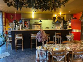 Ontdek dit uitstekend gelegen handelspand op de Burg in het centrum van Torhout, eenlocatie met sterke visibiliteit en passage. Het pand is momenteel...