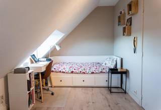 SEULEMENT POUR LES ÉTUDIANTS : Ce studio sur le toit est situé au quatrième étage d'une petite résidence sur l'avenue verte du Cardinal Mercier. Il est entièrement meublé avec un lit double, un bureau, une table, une kitchenette intégrée avec réfrigérateur-congélateur, micro-ondes, four. Salle de bain avec douche et lavabo. Toilettes séparées à côté du studio, qui peuvent également être utilisées comme pièce de rangement supplémentaire. Abri à vélos commun à l'arrière du bâtiment.<br />Situation tranquille à 5 minutes du centre de Louvain, d'Arenberg et d'Heverlee. <br />Disponible à partir du 1/9/2026<br />Loyer 650 € + 100 € de provision pour les charges et l'internet (rapide).