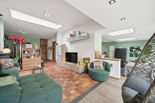 <p>Ruime gezinswoning met tal van mogelijkheden op toplocatie in Mechelen.<br /><br />Op een uitstekende ligging in Mechelen, vlakbij de Vaart, het Vrijbroekpark en het bruisende stadscentrum, bevindt zich deze uitzonderlijk ruime woning met een bewoonbare oppervlakte van maar liefst 270 m². Dankzij de vlotte verbinding met de E19 geniet u hier bovendien van een uitstekende bereikbaarheid richting Antwerpen en Brussel.<br /><br />De huidige staat van de woning ontstond in 2001 uit de samenvoeging van twee authentieke rijwoningen tot één grote gezinswoning. Hierdoor biedt dit pand vandaag enorm veel mogelijkheden: ideaal voor grote gezinnen, een kangoeroewoning, een combinatie wonen/werken of zelfs het opnieuw opsplitsen naar twee aparte woningen.<br /><br />Binnen geniet u van een aangename lichtinval en bijzonder veel ruimte en privacy, zowel op het gelijkvloers als op de verdiepingen. De woning beschikt momenteel over een ruime leefruimte, bureau, 6 volwaardige slaapkamers, 2 badkamers, 1 volledig uitgeruste keuken en de mogelijkheid tot het installeren van een tweede keuken. Daarnaast is de woning ruim onderkelderd, wat zorgt voor extra stockageruimte. Achteraan bevindt zich ook een gezellige, oost-gerichte stadstuin.<br /><br />Tot slot is er de optie om een garagebox vlakbij mee aan te kopen voor €25.000,00.<br /><br />Deze deels te renoveren woning biedt een unieke kans voor wie op zoek is naar ruimte, flexibiliteit en potentieel op een toplocatie nabij het centrum van Mechelen.<br />Voor meer informatie of een bezoek kunt u ons steeds contacteren op het nummer 015/21.21.21 of via olivier.lievens@imovastgoed.be.<br />En als u zich afvraagt wat uw eigen woning waard is, neem dan gerust contact op voor een gratis waardebepaling.</p>