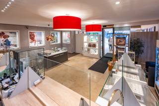 <p>In de drukke winkelstraat van Kontich met veel passage, bevindt zich dit veelzijdige handelspand dat werd uitgebaat als juwelierszaak. <br /><br /><strong>INDELING</strong><br />Grote, open verkoop ruimte met veel lichtinval<br />Atelier-/werkruimte en stockage<br />Extra berging/kantoor<br />Kitchenette en apart toilet<br />Airco<br />Beveiligings- en alarminstallaties<br /><br /><strong>POSITIEVE ASPECTEN</strong><br />Absolute topligging in Kontich<br />Hoogwaardige afwerking<br />Polyvalent in gebruik<br />Instapklaar</p>