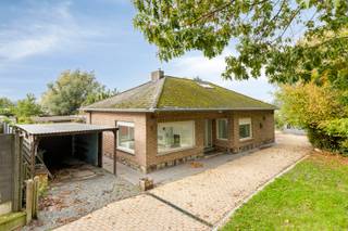 Bent u op zoek naar een woning met ruimte, privacy en tal van mogelijkheden? Deze open bebouwing, gebouwd omstreeks 1970, is gelegen op een perceel van 817 m² in een groene omgeving, op korte afstand van het centrum van Liedekerke en het station.
Met een bewoonbare oppervlakte van circa 150 m², drie slaapkamers, een ruime zolder en verschillende bijgebouwen biedt deze woning heel wat potentieel.
Op het gelijkvloers beschikt de woning over een leefruimte, een afzonderlijke keuken, drie slaapkamers, een badkamer en een apart toilet. De zolder biedt extra bergruimte en mogelijkheden voor een verdere inrichting.
De woning beschikt over hoogrendementsbeglazing met een opgegeven U-waarde van 1,2 W/m²K, geplaatst in 2004. Het dak is momenteel geïsoleerd met 8 cm minerale wol.
De bestaande verwarmingsinstallatie op stookolie is werkzaam. Zowel de verwarmingsketel als de stookolietank werden gekeurd.
Met een EPC-label E en een energiescore van 489 kWh/m² (EPC-code: 3815964) vormt deze woning een interessante opportuniteit voor wie bereid is te investeren in een verplichte energetische renovatie en de woning naar eigen smaak stapsgewijs wil moderniseren. Overstromingsscore ( P/G): D/D
De buitenruimte beschikt over een carport en een afzonderlijke garage, wat zorgt voor praktische parkeermogelijkheden en extra bergruimte.
Daarnaast bevindt zich op het terrein een bijkomend gebouw met zicht op de Dendervallei, een extra troef voor wie houdt van rust en natuur.
Interesse? Neem contact op via jessie.deneve@casaconsult.be of bezoek www.casaconsult.be voor meer informatie.