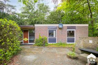 Lommel: Praktische bungalow met 3 slaapkamers * Gezellige living met inbouwkachel * Eenvoudige keuken * Vrijstaande garage * Hobbyruimte/ tuinkamer *...