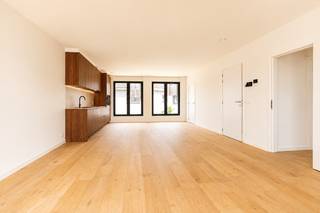 Dit hoogwaardig afgewerkt nieuwbouwappartement bevindt zich in een kleinschalige residentie (met lift). Dankzij de kwalitatieve afwerking, doordachte indeling en energiezuinige technieken geniet je hier van optimaal wooncomfort.<br /><br />Bij het binnenkomen word je verwelkomd in de volledig uitgeruste open leefkeuken met aansluitende berging, de lichtrijke leefruimte met grote raampartijen en het aangename en zonnige terras. Verder beschikt het appartement over een slaapkamer met ensuite badkamer met inloopdouche en wastafel en een apart gastentoilet.<br /><br />Daarnaast is er een gemeenschappelijke fietsenberging en afvalberging voorzien voor extra comfort. Een garage kan optioneel aangekocht worden voor € 35.000.<br /><br />De ligging is een absolute troef: het appartement bevindt zich in het centrum Kallo, op slechts enkele minuten van de haven en met een vlotte verbinding naar de E34. Hierdoor geniet je van een uitstekende bereikbaarheid, zowel richting Antwerpen als Gent.<br /><br />Met een verwacht E-peil van ongeveer E30 is dit appartement uitgerust met de nieuwste energiezuinige technieken. Zo geniet je van een laag energieverbruik, een hoog wooncomfort en aantrekkelijke fiscale voordelen. Bovendien bestaat, mits voldaan aan de wettelijke voorwaarden, de mogelijkheid om aan te kopen aan het verlaagde btw-tarief van 6%.<br /><br />Wij leiden je graag rond.