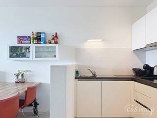 Dit energiezuinig appartement bevindt zich in een recent gebouw (2018) nabij het Rivierenhof. U betreedt het appartement via de inkomhal (ca.7 m²) met voldoende kastruimte en apart toilet. Lichtrijke woonkamer op keramische parket met een open keuken. De keuken is volledig voorzien van alle toestellen: kookplaat, oven/micro, vaatwasser, koelkast en een dampkap. De woonkamer heeft aansluitend een terras (ca.11m²) met open uitzicht, waar u kan genieten van de middagzon. Twee slaapkamers voorzien van 12m² &amp; 8m² op keramisch parket waarvan de kleinste toegang biedt tot het tweede terras (ca.2m²). De badkamer is voorzien van een bad/douche combi met dubbele lavabo. Er is een berging aanwezig met aansluiting voor wasmachine en droogkast. <br />Het appartement heeft een EPC A, wat bijzonder energiezuinig is. Dat maakt dat het gebouw goed geïsoleerd is, beschikt over een efficiënt verwarmingssysteem, wat zorgt voor lage energiekosten. <br />Autostaanplaats aan te kopen aan 26.000 euro. Gebouw met lage onkosten.<br />U geniet van een mooi rendement van 5% dankzij de verhuurprijs aan 1350 euro+ kosten. <br />Privatieve verwarming op gas. Aparte meters. Privatieve kelderberging. Gemeenschappelijke fietsenberging. Lift aanwezig. P-score: D. G-score: C.