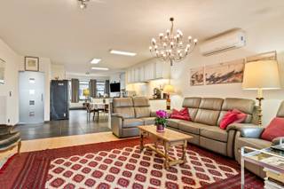 Deze ruime bel-etagewoning is gelegen in het hart van Retie, op wandelafstand van de kerk, supermarkten, openbaar vervoer en het bruisende centrum.<br /><br />De woning bevindt zich op een mooi perceel van 317 m² en biedt volgende indeling:<br /><br />Gelijkvloers &amp; kelder<br />Via de inkomhal, waar tevens een aparte wasplaats is voorzien, betreedt u de woning. U beschikt over een bijzonder ruime inpandige garage met plaats voor twee wagens, extra bergruimte én rechtstreekse toegang tot het terras en de tuin. Daarnaast is er een ondergrondse kelder aanwezig die zorgt voor meer dan voldoende opslagruimte.<br /><br />Eerste verdieping:<br />Bereikbaar via de trap (momenteel uitgerust met een traplift) bevindt zich de lichtrijke woonkamer die naadloos aansluit op de open, volledig ingerichte keuken met gaskookplaat. De leefruimte straalt gezelligheid uit en loopt harmonieus over in een aangename, lichte veranda. Vanuit de veranda — en via het lagergelegen terras — bereikt u rechtstreeks de tuin. Zo geniet u het hele jaar door van een vlotte verbinding tussen binnen en buiten. Op deze verdieping is eveneens een apart gastentoilet aanwezig.<br /><br />Tweede verdieping:<br />Ook deze verdieping is toegankelijk via trap of traplift. Hier vindt u twee volwaardige slaapkamers, waarvan de achterste slaapkamer toegang biedt tot een eigen, gezellig terras. Verder is er een moderne badkamer, stijlvol ingericht met een inloopdouche, toilet en een strak badkamermeubel voorzien van twee wastafels.<br /><br /><br />Tot slot beschikt de woning over een praktische, geïsoleerde bergzolder die extra opslagruimte biedt.<br /><br />Technische kenmerken &amp; energie<br /><br />EPC: Label A (92 kWh/m² jaar) – zeer energiezuinig<br />Alarmsysteem aanwezig<br />Verwarming: radiatoren op aardgas<br />Airconditioning: in de veranda (koelen én verwarmen)<br />Zonnepanelen: 18 m²<br />Thuisbatterij: 10 kWh opslagcapaciteit<br /><br /><br />Kortom dus een instapklare en energiezuinige woning op topligging in het centrum van Retie. Als extra troef is er de mogelijkheid om het buurpand mee te integreren binnen een zorgwoningconcept, zoals dit heden reeds voorzien werd.