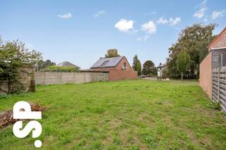 Bouwgrond voor open bebouwing in rustige straat in Dessel<br /><br />Mooi gelegen bouwgrond voor open bebouwing met een totale oppervlakte van 521 m². De bouwgrond beschikt over een goedgekeurd stedenbouwkundig attest en er zijn opmetingen beschikbaar, uitgevoerd door een landmeter. Hierdoor biedt het perceel een goede basis voor het realiseren van een gezinswoning met tuin en extra opbergruimte, volledig naar eigen smaak en noden.<br /><br />De ligging is een absolute troef: rustig gelegen in Dessel, met een vlotte bereikbaarheid naar winkels, scholen en belangrijke invalswegen.<br /><br />Troeven op een rij:<br />- Geschikt voor open bebouwing<br />- Totale oppervlakte van 521 m²<br />- Goedgekeurd stedenbouwkundig attest<br />- Opmetingen door een landmeter beschikbaar<br />- Rustige ligging<br />- Goede bereikbaarheid<br />- Geschikt voor eigen bewoning of als investering<br /><br />Voor meer informatie of een bezoek ter plaatse, kan u contact opnemen met IMMO SP via 014 59 10 20 of mailen naar jasper@immosp.be. Benieuwd naar de waarde van uw eigen woning? Vraag vrijblijvend een gratis verkoopanalyse aan – wij helpen u graag verder!