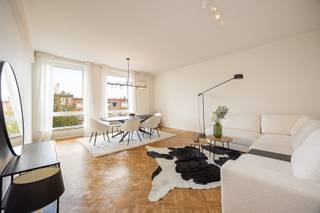 Gerenoveerd appartement op toffe ligging in Berchem. Gelegen vlakbij winkels, scholen, openbaar vervoer en de grote verbindingswegen.<br /><br />Indeling van het appartement:<br />Inkomhal: +/- 9 m², parket.<br />Afzonderlijk toilet met handenwasser op tegels.<br />Living: +/- 31 m², parket. <br />Keuken: +/- 8.5 m², ingebouwde spots, zwarte kasten, keramisch kookfornuis, frigo, oven, vaatwasser, dampkap, aansluiting wasmachine.<br />Slaapkamer 1: +/- 14.5 m², parket.<br />Slaapkamer 2: +/- 11 m², parket. Dressing: +/- 3 m².<br />Slaapkamer 3: +/- 10.5 m², parket.<br />Badkamer: +/- 4 m², douche, lavabo met meubel, handdoekdroger.<br /><br />1 kelderberging - fietsenstalling in garage - veiligheidsdeur.<br />CV op gas met calorimeters.
