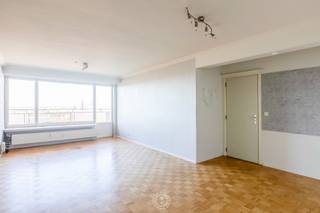 Ontdek dit lichtrijke tweeslaapkamerappartement op de achtste verdieping van het Koningin Fabiolapark (blok II) in Sint-Niklaas. Dankzij de hogere ligging geniet u hier van een <strong>aangenaam uitzicht en een overvloed aan natuurlijk licht.</strong><br /><br />Bij het betreden van het appartement komt u in de inkomhal die toegang biedt tot de <strong>keuken en de ruime leef- en eetruimte</strong>. <br />Vanuit de leefruimte heeft u directe toegang tot het <strong>terras</strong> dat zich over de volledige breedte van het appartement uitstrekt: ideaal om te ontspannen en te genieten van het fantastische uitzicht over de stad. <br /><br />Via de nachthal bereikt u de <strong>twee slaapkamers,</strong> <strong>evenals de badkamer en het afzonderlijke toilet</strong>. De praktische indeling zorgt voor een duidelijke scheiding tussen het leef- en nachtgedeelte wat het wooncomfort alleen maar verhoogt.<br /><br />Dit appartement is een uitstekende keuze voor wie op zoek is naar een <strong>comfortabele woonst of een interessante investering</strong>, gelegen op een centrale locatie met alle voorzieningen binnen handbereik. Op enkele ogenblikken staat u aan het Waasland Shopping Center, het stadscentrum of de E17.<br /><br />Interesse? Contacteer ons voor een bezoek en kom zelf genieten van het adembenemende uitzicht. Bel 0476 21 35 46 of mail naar laurens@claves.be.