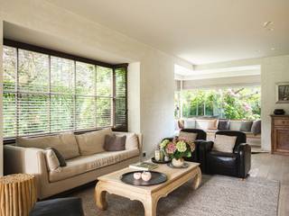 This beautiful 424 m² country house is located in the exclusive Deurle neighborhood, on a 2,101 m² plot.The interior, decorated in soft, neutral...