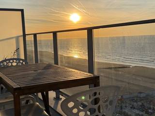 Blankenberge: Penthouse met prachtig zeezicht en 2 ruime terrassen te koop!Op de Zeedijk 158 in residentie "Continental Palace" vinden we...