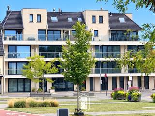 Dit comfortabel appartement op de tweede verdieping van een recente en verzorgde residentie (Res. Julie), ligt op het stationsplein. Het appartement met zijn leefruimte (6 meter breed!) en terras vooraan, biedt zicht op dit leuke plein, en geniet van een bijzonder interessante ligging en vlotte bereikbaarheid.<br />Het bestaat uit een inkomhal, toilet, leefruimte met een halfopen volledig ingerichte keuken, een wasplaats/berging, 2 slaapkamers en een badkamer. Bij het appartement hoort een geriefelijke berging beneden.<br />Thans is het appartement verhuurd. De foto's binnenin zijn via A.I. naar inkleding wat bewerkt, maar geven wel de ruimtes en de positie en de proportie van de meubels getrouw weer.<br />Ook als investering is dit een mooie opportuniteit. Het station vlakbij zorgt voor een zeer vlotte verhuurbaarheid. Bovendien is Beernem bijzonder aangenaam wonen. <br /> Interesse? Boek vlug uw bezoek thierry@puurvastgoed.be !