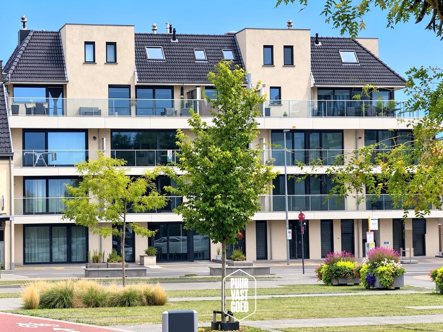 Recent appartement aan station met leuk zicht op plein - foto 1