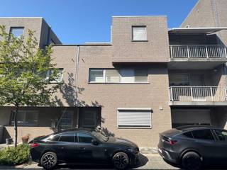 This modern townhouse is located near the Winketkaai and features an entryway with a coat closet, a guest restroom with a sink, and a living area (30 m² + 26 m² mezzanine) that opens onto the garden/patio. Adjacent to the living area is the open kitchen, equipped with an induction cooktop, deep fryer, oven, microwave, plate warmer, refrigerator, freezer, and dishwasher (Siemens appliances).Upstairs is the mezzanine, which also overlooks the garden/patio, as well as a 17 m² office (which can serve as a bedroom). On the second floor, there are two bedrooms (11 m²), one of which has a walk-in closet. There is also a bathroom with a toilet and a walk-in shower.There is a spacious basement storage area (16 m²) adjacent to a two-car garage (mandatory to purchase for 30,000 euros).Located in a quiet neighborhood near the bustling city life of Mechelen. The Vismarkt, the Grote Markt, and the Bruul are within walking distance. The Mechelen train station is within biking distance, public transportation is within walking distance, and it is close to the E19.
