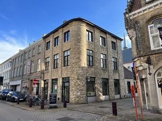 Deze commerciële ruimte, gelegen op een hoek in de Ooststraat te Veurne heeft een oppervlakte van 167 m². Er is ook een ruime...
