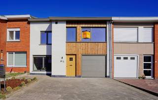 Deze prachtig gerenoveerde woning biedt alles wat je zoekt in een moderne en comfortabele thuis. Bij binnenkomst word je verwelkomd in een ruime...