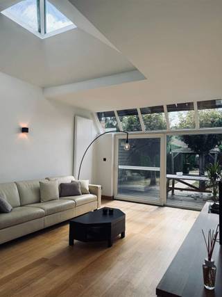 Deze woning is gelegen in een rustige omgeving, dichtbij het centrum, en is uitermate geschikt voor expats. De woning beschikt over vier...