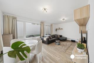 Welkom in Westkerke, waar we dit ruime en instapklare gelijkvloerse appartement terugvinden in een kleinschalig gebouw met slechts twee woonentiteiten. Het appartement werd in 2025 volledig gerenoveerd en combineert hedendaags wooncomfort met een uitstekende energiezuinigheid (EPC-label A)!<br /><br />Bij het betreden komt u terecht in de aangename leefruimte, die aansluit op de ingerichte keuken voorzien van de nodige toestellen. Verder beschikt het appartement over drie volwaardige slaapkamers, een badkamer met ligbad en lavabomeubel, een afzonderlijk toilet en verschillende praktische berg- en wasruimtes.<br /><br />Dankzij de recente renovatie, centrale verwarming op aardgas en isolerend buitenschrijnwerk geniet u van een energiezuinige woonst met een EPC-score van slechts 100 kWh/m² (label A)!<br /><br />Extra troeven:<br /><br />Renovatie uitgevoerd in 2024<br />Drie volwaardige slaapkamers<br />EPC-label A – geen renovatieplicht<br />Kleinschalig gebouw met slechts 2 appartementen<br />Parkeermogelijkheid bij het gebouw<br /><br />Het appartement is momenteel verhuurd en vormt bijgevolg ook een interessante opportuniteit voor investeerders!<br /><br />Interesse? Contacteer ons vandaag nog voor meer informatie of een bezoek ter plaatse!