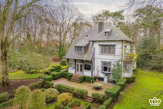 <p><span>Unieke ruime cottage villa met veel authentieke charme met o.a. 5 - 7 slaapkamers, 2 badkamers, diverse zit / eetkamers en vrijwel geheel onderkelderd (sous-terrain) op een fraai domein van 11.010 m² met aparte garage voor 3 wagens. Toplocatie nabij het centrum van Essen met winkels, scholen en treinstation in directe nabijheid. </span></p><p><span> </span></p><p><span>INDELING</span></p><p><span>Gelijkvloers<br /></span><span>Inkomhal, leefruimte onderverdeeld in een zithoek op parket met knusse erkers, open haard met authentieke schouw en lambrisering, aansluitend een eetplaats op mozaiek vloer en een tuinkamer. 2</span><span><sup>e</sup></span><span> salon (of bureel) met openhaard en inbouwasten en mooi zicht over de tuin. Leefkeuken voorzien inbouwapparatuur en gezellige eethoek.</span></p><p><span> </span></p><p><span>Eerste</span><span> </span><span>verdieping</span><span><br /></span><span>Nachthal die uitgeeft op 3 ruime slaapkamers een badkamer in marmer met ligbad, douche, toilet en lavabo en een grote dressing die eventueel perfect kan dienen als slaapkamer.</span></p><p><span> </span></p><p><span>2</span><span><sup>e</sup></span><span> verdieping / zolder</span><span><br />Nachthal met toegang tot 3 (kleinere) slaapkamers, een 2</span><span><sup>de</sup></span><span> douchekamer en een bergruimte.</span></p><p><span> </span></p><p><span>Kelder / Sous-terrain</span><span><br /></span><span>Vrijwel de gehele villa is onderkelderd en onderverdeeld in o.a. was- en voorraadruimte, CV ruimte, wijnkelder etc. Vanwege diverse kelderramen rondom geniet de verdieping nog vrij veel lichtinval.</span></p><p><span> </span></p><p><span>Tuin</span><span><br /></span><span>De villa is omgeven door een fraaie parktuin met mooie bomenstand die volledige privacy geniet. Lange oprit naar de villa en een apart garagegebouw voor 3 wagens. </span></p><p><span> </span></p><p><span>Bijzonderheden</span></p><p><span>-Prachtige cottage villa in vrijwel oorspronkelijke staat met veel charme </span></p><p><span>-Mooie authentieke elementen zoals lambrisering, schouwen, hoge plafonds, erkers, etc </span></p><p><span>-Veel ruimte: mogelijk 7 slaapkamers</span></p><p><span>-Omgeven door een fraaie parktuin met mooie bomenstand , totale privacy!</span></p><p><span>-Top ligging ( nabij winkels, scholen en station)</span></p><p><span> </span></p><p><span> </span></p>