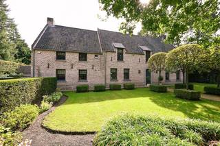 Aan de gegeerde Della Faillelaan, midden in het groen van Koningshof, bevindt zich deze royale villa met ca. 615 m² woonoppervlakte op een prachtig perceel van ca. 2.000 m². De lift die alle woonniveaus verbindt, onderstreept meteen het uitzonderlijke wooncomfort.Op het gelijkvloers volgen verschillende sfeervolle leefruimtes elkaar op, met de open haard als warme blikvanger en een royale leefkeuken die uitkijkt op de volwassen tuin en terrassen. Ook een aparte wijnkamer, bijkeuken en dubbele inpandige garage maken deel uit van deze verdieping.Boven wacht een ruime master suite met dressing en ensuite badkamer, samen met vier volwaardige slaapkamers en twee extra badkamers. Mooie, tijdloze materialen zorgen ook hier voor een verzorgde uitstraling.De bovenste verdieping verrast met een bijzonder grote polyvalente ruimte en een aparte waskamer met ingemaakte kasten. Ook de ruime oprit met parkeergelegenheid op eigen terrein maakt het geheel compleet.Meer informatie en foto’s vindt u op onze website. https://koosi.be/pand/dellafaillelaan26a_2900_schoten/