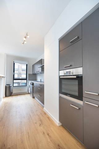 IXELLES, close to the EU district and all amenities (shops, transport), bright apartment of ± 89m² partially renovated, located on the 5th floor of a building from the 1980s. It comprises an entrance hall with storage space, a living room of ± 30m² with a fully equipped open-plan kitchen + washing machine, a hallway with storage space, a WC, two bedrooms of ± 10m² and 13m², a bathroom and a cellar. Indoor parking space (+ €30,000) MANDATORY. Available immediately. PEB: B-. Measurements are for information purposes only.