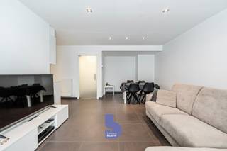 Op een toplocatie in het bruisende centrum van Oostende, in de stijlvolle Residentie Triton (bouwjaar 2015), bevindt zich dit luxueus afgewerkte appartement waar comfort, kwaliteit en een uitstekende ligging perfect samenkomen.<br /><br />Van zodra u binnenkomt, merkt u de hoogwaardige afwerking en het oog voor detail. De lichtrijke leefruimte sluit naadloos aan op het zonnige terras van 8 m², waar u in alle rust kunt genieten van een koffiemoment of een aperitief.<br /><br />De exclusieve open keuken is uitgerust met kwalitatieve Miele-toestellen, waaronder een combi-stoomoven, vaatwasser en andere hedendaagse comfortvoorzieningen. Het granieten werkblad en de verzorgde afwerking maken van deze keuken een echte blikvanger.<br /><br />Er is een ruime slaapkamer met aanpalend de badkamer die luxe uitstraalt dankzij het stijlvolle badkamermeubel en de kwalitatieve materialen. $Het appartement werd doorheen volledig afgewerkt met duurzame en tijdloze materialen, waardoor u hier zonder zorgen meteen kunt intrekken.<br /><br />Praktisch comfort is eveneens aanwezig met een private kelderberging, een gemeenschappelijke afvalberging en twee privatieve fietsstaanplaatsen in de afgesloten fietsenberging. <br /><br />Een extra troef is dat de aanwezige meubels desgewenst kunnen worden overgenomen, waardoor het appartement perfect geschikt is als vaste woonst, tweede verblijf of onmiddellijk instapklare investering.<br /><br />Dankzij de centrale ligging bevinden winkels, restaurants, de zeedijk, het strand en het openbaar vervoer zich allemaal op wandelafstand.