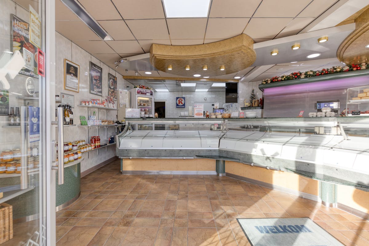 Zeer goed onderhouden handelshuis met handelsruimte en magazijn in centrum Overpelt te koop - foto 2