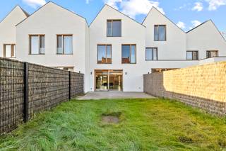 TOPGELEGEN aan de LEIE, ENERGIEZUINIGE NIEUWBOUW ARCHITECTENWONING (architecten Caan) met TUIN, 3 SLK, 2 badkamers. LAATSTE! + 21% BTW. Voorzien van ZONNEPANELEN. INDELING: inkom, apart toilet, handige grote bergingen, geïnstalleerde luxe-keuken, leuke leefruimte uitgevend op aangelegd terras en omheinde tuin met overdekt terras, tuinhuis en UITWEG voor de fiets. Op het 1ste verdiep bevinden zich een leuke extra zithoek (met vide), geïnstalleerde bureau, slaapkamer met ensuite badkamer. Op het 2de verdiep 2 slaapkamers en extra badkamer. TOPKWALITEIT en DIRECT INSTAPKLAAR! Bezoek na afspraak met IMMO BEGUIN: info@immobeguin.be