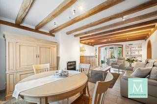 <p><span>Volledig gerenoveerde woning met aangename tuin </span></p><p><span>Op zoek naar een instapklare woning te Sint-Katelijne-Waver met een topligging vlakbij alle voorzieningen (scholen, winkels, openbaar vervoer,...) en met een vlotte verbinding naar Antwerpen-Brussel-Leuven?</span></p><p><span>Dan is deze, volledig gerenoveerde woning, zeker wat u zoekt.</span></p><p><span>De woning is volledig gerenoveerd en geniet dus ook van een gunstig EPC (voorgevel is vernieuwd en geïsoleerd, nieuwe HR ramen, verwarming met condenserende gaswandketel en verwarming met warmtepomp, zonnepanelen aanwezig,....)</span></p><p><span>U komt binnen in de inkomhal met apart gastentoilet. Van hieruit betreedt u de woonkamer waar u geniet van enorm veel ruimte voor een eetkamer en een zithoek met gezellige open haard. Van hieruit betreedt u de volledig geïnstalleerde keuken en ontbijthoek die geniet van zeer veel lichtinval door de lichtstraat en enorm grote raampartijen. Er zijn enorm veel ingemaakte kasten voorzien, zodat u alles netjes kan stockeren. Er bevindt zich op de GV verdieping een badkamer met douche en lavabomeubel.</span></p><p><span>Van hieruit betreedt u het terras en de mooi aangelegde tuin die een uitgang heeft langs achter.</span></p><p><span>Op de eerste verdieping bevinden zich 3 slaapkamers, waarvan 1 nu ingericht is als dressing en een badkamer met lavabomeubel douche en toilet.</span></p><p><span>Via een trapluik bereikt u de zeer ruime zolder, zodat opbergruimte zeker geen probleem is.</span></p><p><span>Interesse in deze mooie woning? Bel of mail ons voor meer informatie of een bezoek! (info@demakelaardij.be of 015/20.20.82)</span></p><p><span> </span></p>