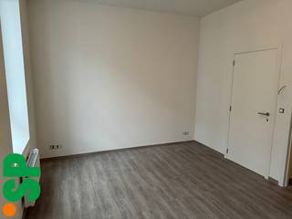 Opbrengsteigendom bestaande uit 4 units.<br /><br />Indeling:<br />-Gelijkvloers: studio van 30m²<br />-Verdieping 1 t.e.m. 3: appartement van 36m²<br />Verder is er een kelderverdieping waar alle nutsvoorzieningen zich bevinden.<br /><br />Het pand werd in 2024 volledig vernieuwd en is in nieuwstaat.<br /><br />Huidige huuropbrengst:<br />Bus 001: € 795 + € 20<br />Bus 101: 785,58 + € 20<br />Bus 201: 791,68 + € 20<br />Bus 301: 795 + € 20<br /><br />EPC's:<br />-GV: 199 kWm/m²<br />-1V: 83 kWh/m²<br />-2V: 83 kWh/m²<br />-3V: 99 kWh/m²<br /><br />Meer info?<br />Contacteer het kantoor van IMMO SP in Antwerpen via info@immosp.be of 03 226 20 40.