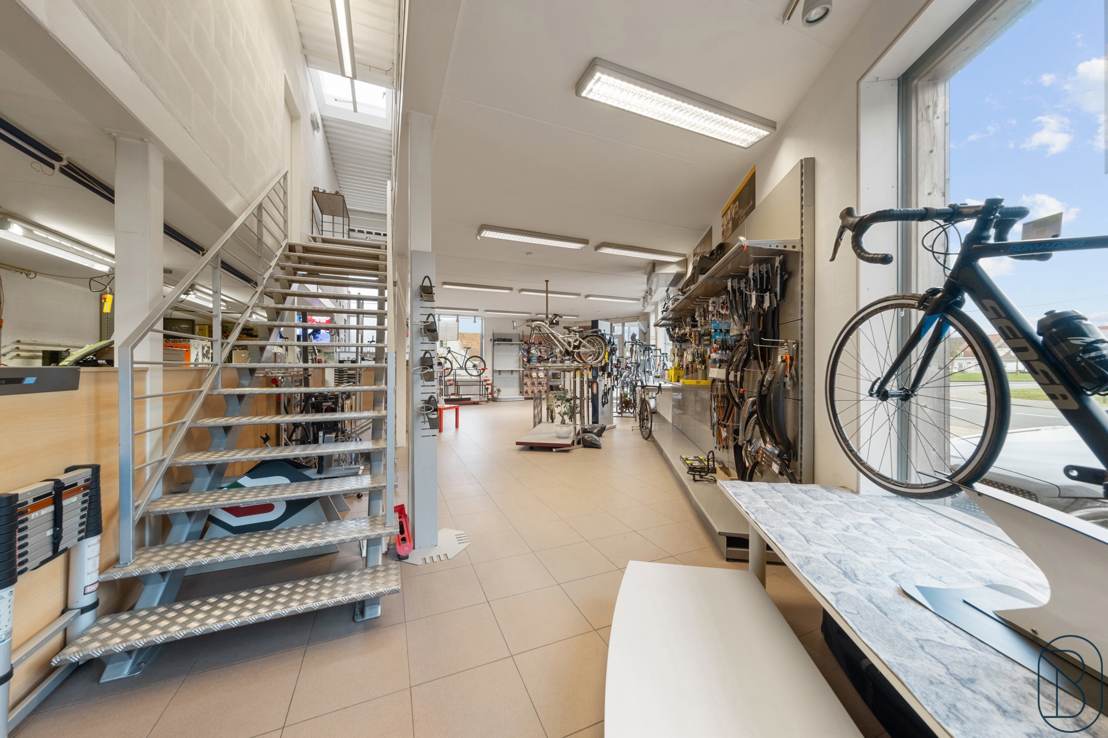 TOPGELEGEN commerciële handelseigendom met appartement - foto 5